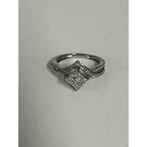 Gorgeous 10k White Gold Diamonds Ring 0.25 CT , Size 6 - Picture 10 of 16